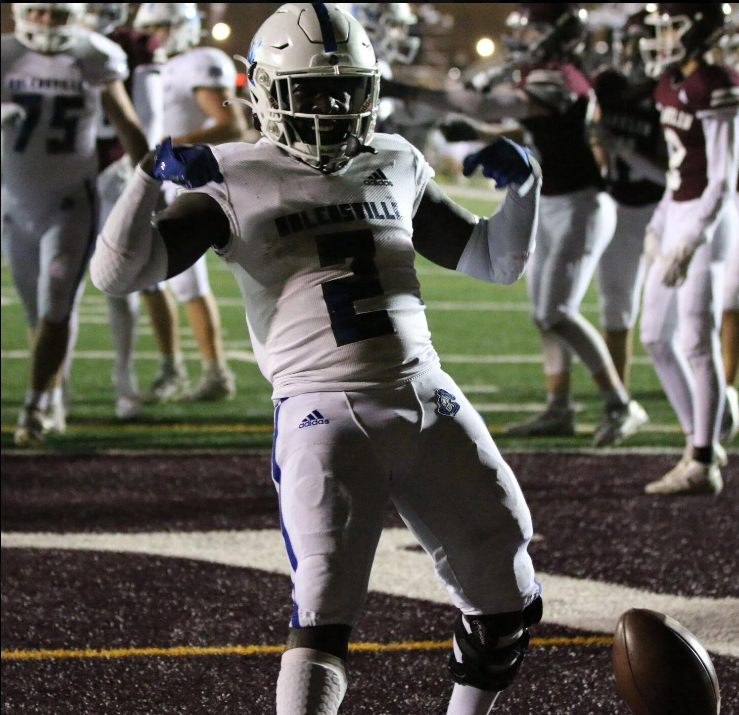 Football Remains Undefeated, Wins at Franklin